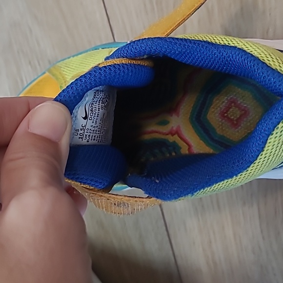 Nike Kids Kyrie Flytraps Sneakers in Yellow and Blue 10.5 C - Picture 9 of 10